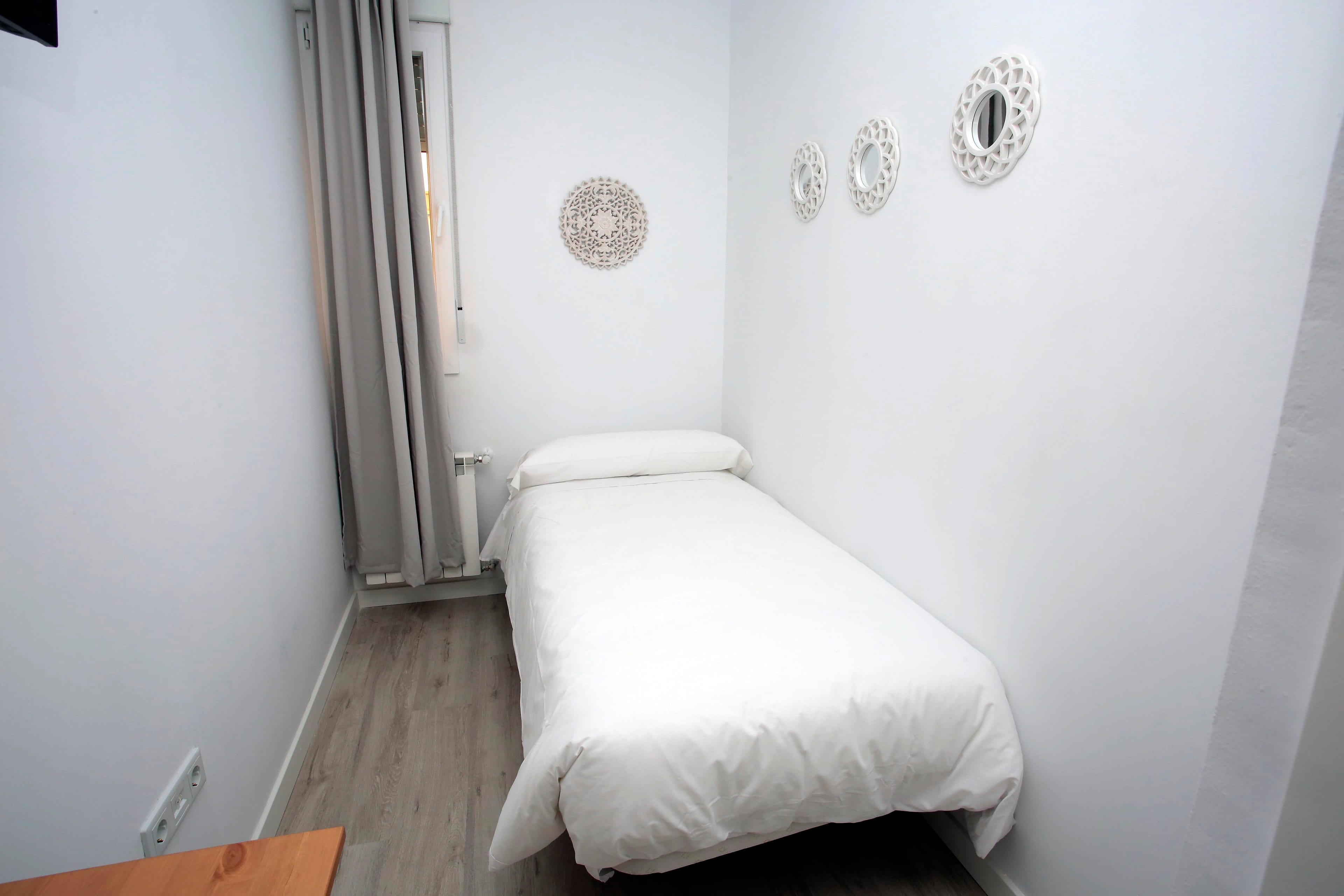 Arenal 4, Room 8, Madrid