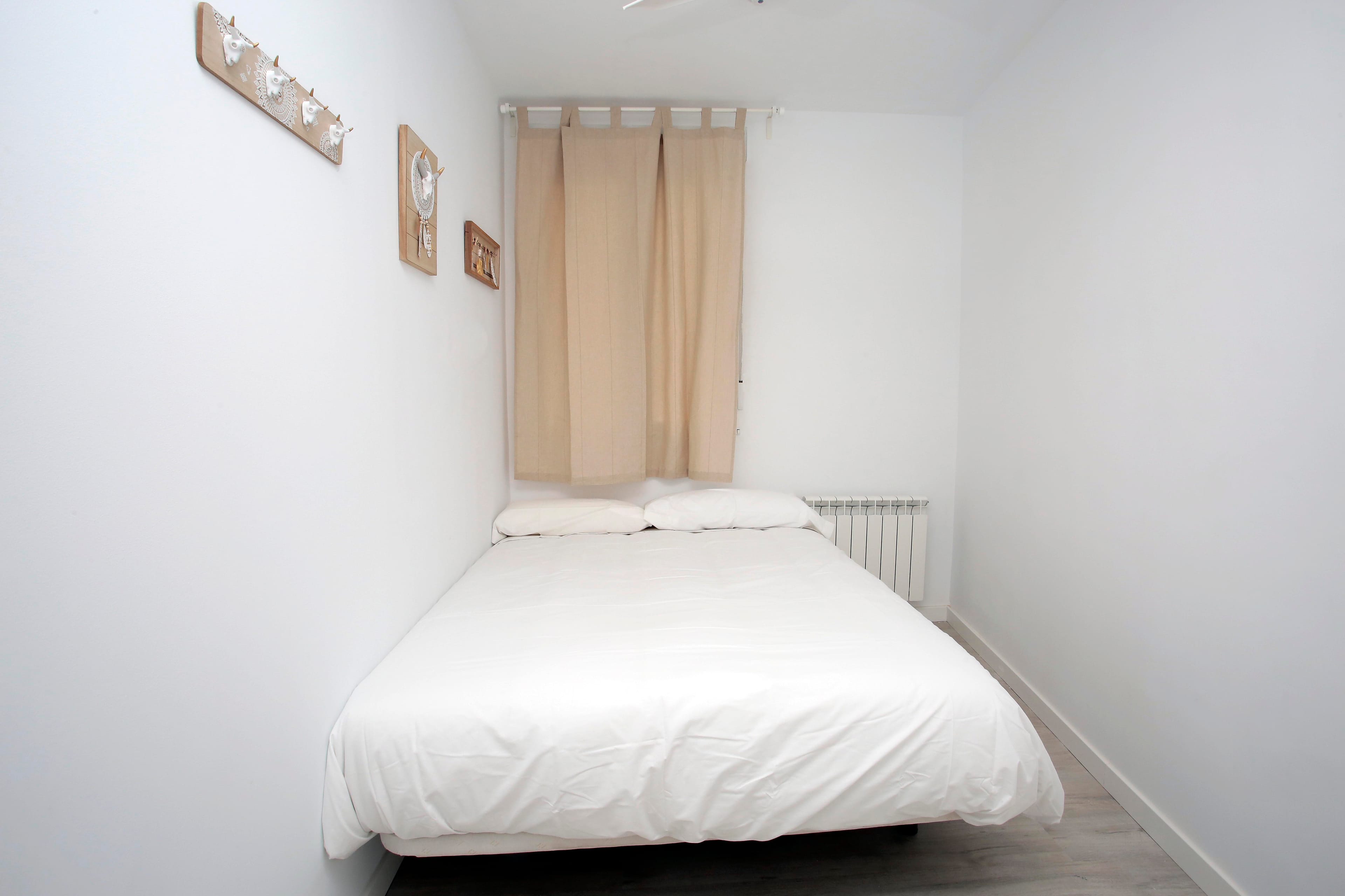 Arenal 4, Room 12, Madrid