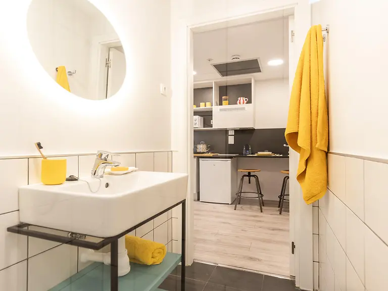 Single with shared bathroom Unit 5