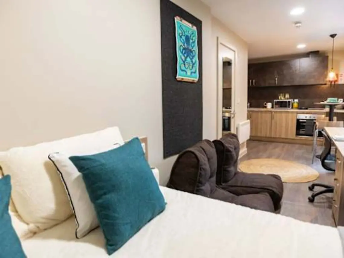 Corner Standard Studio Unit 5