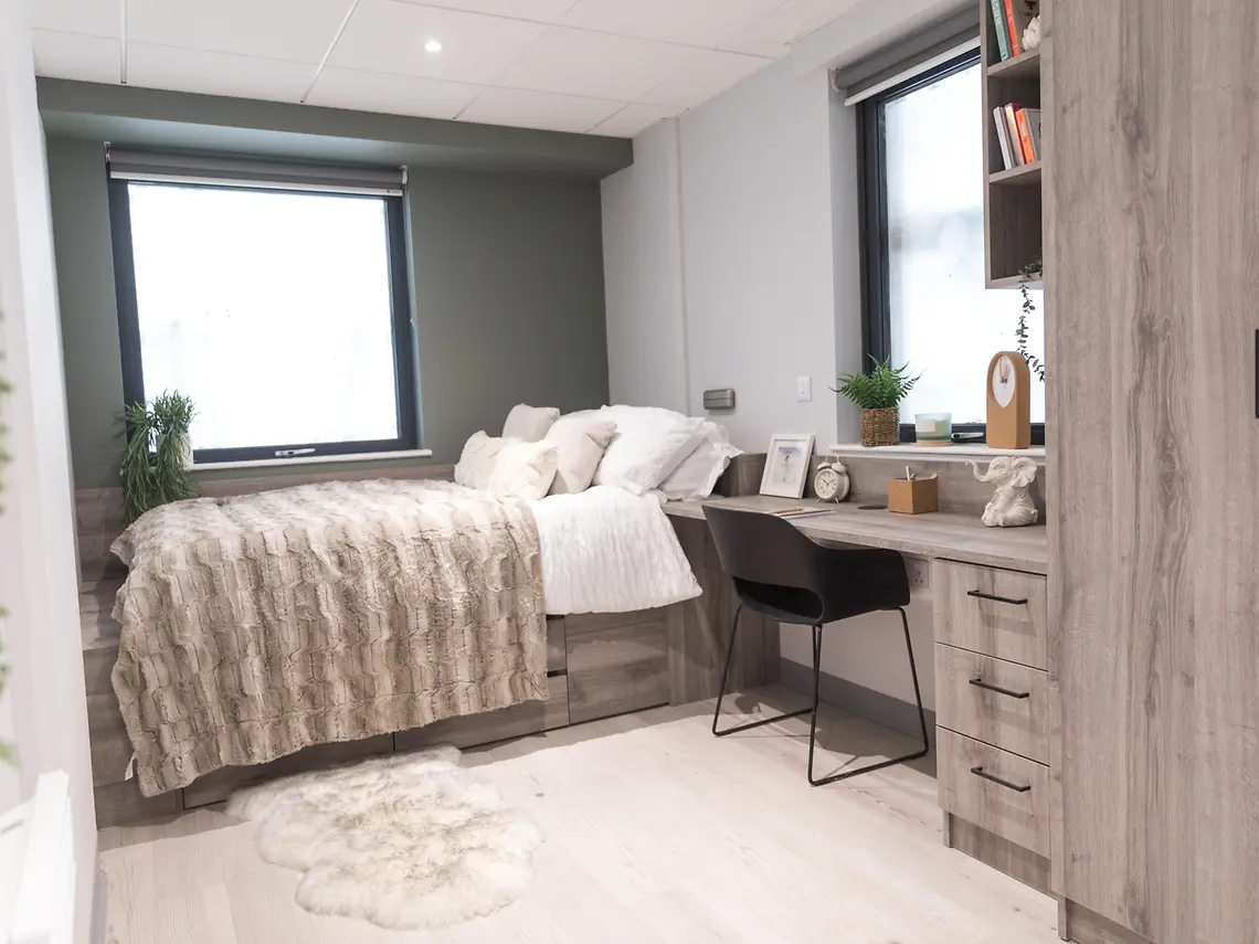 Large Ensuite Unit 5