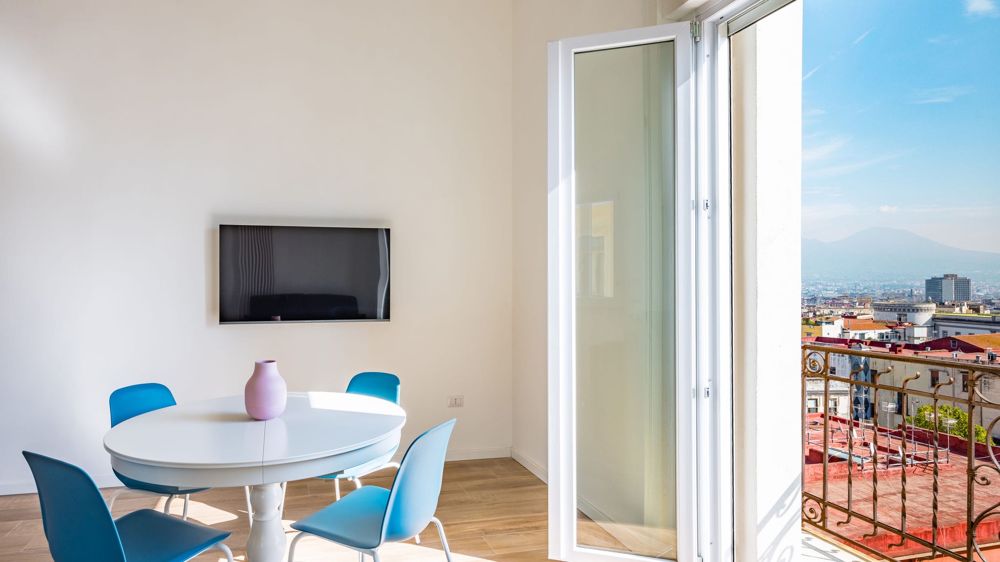 Sunny Panoramic Apartment by Napoliapartments